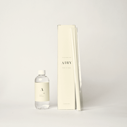 Sweet Infusion 幻 luxury reed diffuser refill set. Features a 250ml bottle of Jin Xuan Tea and Bergamot fragrance oil, a minimalist artisan box, and 8 premium replacement reeds. A sustainable, alcohol-free Japanese oil designed to bring a spa-like atmosphere to kitchens and dining areas.