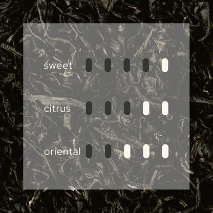Scent intensity scale for Sweet Infusion 幻: High sweetness and citrus clarity with a soft oriental base. This visual guide, set against Hakone tea leaves, highlights the velvety magnolia and bergamot profile, perfect for a refreshing yet comforting home atmosphere.